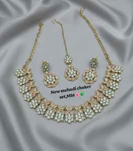 Conjunto de Joyería Étnica Nupcial de Latón Plateado con Circones y Kundan, Collar Gargantilla, Pendientes Colgantes y Tikka, Certificado por Terceros - Product Image 1