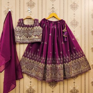 Conjunto de Lehenga Choli Tradicional para Niñas, Bordado, Reversible para Invierno/Verano, de Secado Rápido, Largo hasta el Suelo, Corte Regular, Elástico - Product Image 5