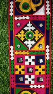 Notre dentelle Navratri Gamthi présente des broderies multicolores vibrantes avec un design traditionnel gujaratais. - Product Image 4