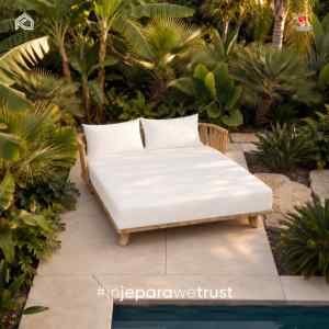 Lit de soleil double de luxe en teck massif pour l'extérieur avec coussin, lit de jour tropical pour piscine, hôtel, complexe hôtelier, villa, mobilier de patio - Product Image 1