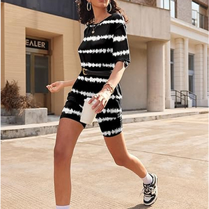 Ensemble 2 pièces pour femmes, motif tie-dye rayé, hauts tricotés à manches courtes et col rond, coupe ample, avec shorts au-dessus du genou, tenue décontractée printemps-été - Product Image 2