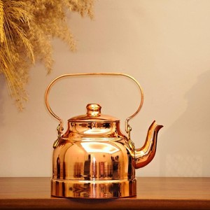 Théière en cuivre design, finition mate avec poignée, aspect vintage fait main, pour chauffer l'eau en cuisine et comme article cadeau - Product Image 3