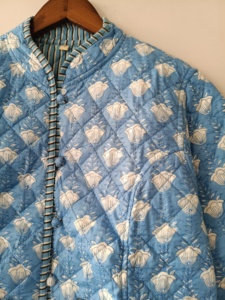 Chaqueta de algodón acolchada con patchwork hecho a mano: Abrigo bohemio reversible - Product Image 2