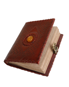 Carnet en cuir véritable fait main avec accent en pierre d'ambre, bordure tressée et fermoir en laiton pour journalisation et croquis - Product Image 1