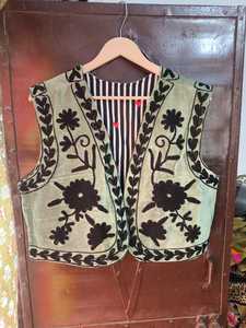 Veste en velours de coton brodée Suzani faite à la main, style bohème chic, motif floral léger, vêtements d'extérieur pour femmes, boutique en gros - Product Image 1