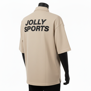 Polo de poliéster interlock premium para hombre, 220 GSM, color beige, con parche de logotipo termoadhesivo, suave, transpirable, que absorbe la humedad. - Product Image 5