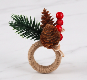 Anillo para servilletas de yute rústico con piñas, follaje y cuentas rojas para Navidad y decoración de mesa - Product Image 1