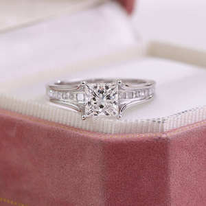 Anillo de Compromiso con Diamante Corte Princesa para Mujer, Chapado en Oro Blanco, Diamantes Cultivados en Laboratorio Certificados por IGI, Banda con Piedras Laterales, Aniversario - Product Image 5