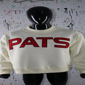Sudadera PATS CREAM con cuello alto, 100% roja, con apliques bordados, cuello ancho, hilos finos. - Product Image 1