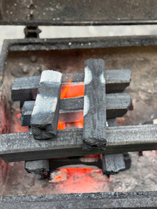 Briquettes de charbon de bois de sciure de bois directement de l'usine |   Combustion longue durée et faible teneur en cendres 84 973 101 511 - Product Image 1