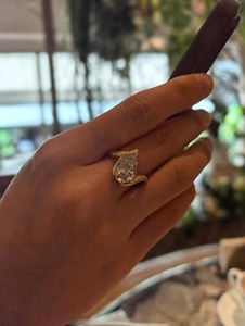Anillo de Oro Amarillo de 14K con Diamante Cultivado en Laboratorio de 1 Ct, Corte Pera, Engaste de Garras, Claridad VVS+ Certificada por IGI, Diseño Minimalista para Mujer - Product Image 2