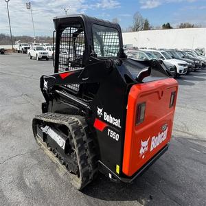 Cargadora compacta sobre orugas Bobcat T550 diseñada para un fuerte control del terreno y una elevación suave, ideal para contratistas de construcción. - Product Image 3