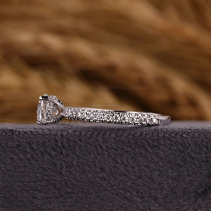 แหวนหมั้นเพชรแบบฮาโลซึ่งซ่อนอยู่ในห้องทดลองแหวนหมั้นทอง18K แข็งตัด IGI ได้รับการรับรองของขวัญวันครบรอบแต่งงานสามด้าน - Product Image 5