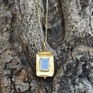 Collier tendance de luxe avec pendentif en opalite rectangulaire, chaîne en or plaqué 18 carats, collier statement. - Product Image 4