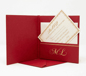 Caja de Regalo de Invitación Plegable Roja de Lujo, Tapa con Inicial de Cristal, Tarjeta con Detalles en Dorado, Compartimento Forrado de Satén, Carpeta con Bolsillo para RSVP - Product Image 4