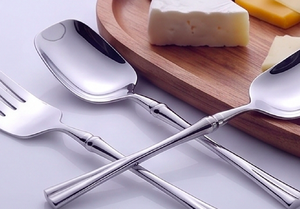Juego de cubiertos de bambú cónicos con acabado de acero inoxidable pulido a espejo para comedores corporativos, salones, servicio hotelero y uso en catering de viajes. - Product Image 2