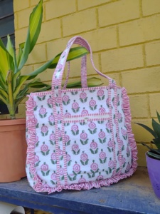 Bolso tote bohemio acolchado de algodón rosa con estampado a mano, ligero, estilo Kantha, con correa para el hombro, para uso diario, lavable, ideal para el verano. - Product Image 3