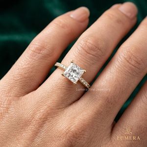 Anillo Solitario de Diamante Cultivado en Laboratorio con Forma de Princesa, con Acentos de Oro Amarillo y Piedras Laterales con Micropavé, Joyería Fina Clásica para Mujer - Product Image 1