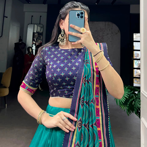 Conjunto de Lehenga Choli de Seda Elegante con Estampado y Borde Tejido con Zari, Lehenga con Dupatta de Seda, Ropa Étnica India - Product Image 5