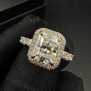 Anillo de Eternidad de Oro Rosa de 14K con Diamantes Cultivados en Laboratorio Certificados por IGI, Corte Brillante, con Moissanita Lateral, Marca RB Gems - Product Image 4