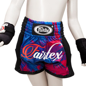 Shorts de boxe thaï Fairtex noir et rouge avec logo brodé, panneaux latéraux en mesh respirant, vêtements d'arts martiaux unisexes pour adultes - Product Image 4