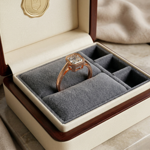 Anillo de Compromiso Clásico para Mujer, Diseño Personalizado, Tendencia de Moda, Hecho a Mano, con Moissanita Corte Esmeralda, Engaste de Garras, Bañado en Rodio, Plata 925 - Product Image 4