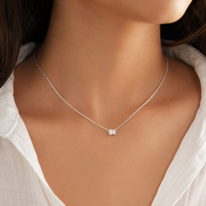 Collier pendentif de luxe pour femme en or blanc 18 carats avec diamant de laboratoire taille émeraude et plaqué rhodium, idéal pour le quotidien - Product Image 1