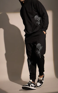 เสื้อฮู้ดดี้สีดำพิมพ์ลายวินเทจทรงโอเวอร์ไซส์สำหรับผู้ชาย ผ้าฟลีซพรีเมียม สวมใส่สบาย สไตล์สตรีทแวร์  รักษาสิ่งแวดล้อม น้ำหนัก 360 กรัม เหมาะสำหรับฤดูหนาว - Product Image 5