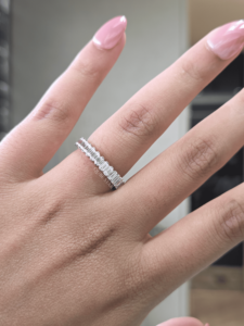 Bague demi-éternité en diamant de laboratoire taille émeraude 1,25 carat certifiée IGI, en or avec griffes partagées, alliance de mariage, bijoux de luxe pour femme - Product Image 1