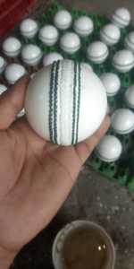 Ballon de cricket en cuir Mannu Sports - Durable et flexible, taille et emballage personnalisables, personnalisation OEM disponible - Product Image 2