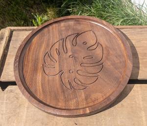 Bandeja de Nogal con Hoja de Monstera Tallada - Acabado Lacado Portátil Multifuncional para Decoración del Hogar, Joyería y Bebidas - Product Image 2