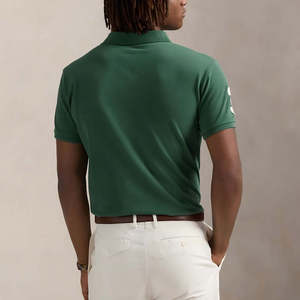 Polo Homme Vert & Blanc avec Patch Signature sur la Manche 2026 Coupe Athlétique Classique Manches Courtes Collection Vêtements de Sport HD - Product Image 3