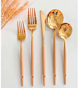 Juego de cubiertos de acero inoxidable pulido en oro con elegantes mangos esmaltados, perfecto para la mesa del hogar, la cocina o el restaurante. - Product Image 1