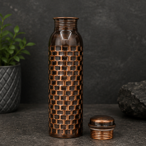 Bouteille en cuivre texturée effet brique double finition de qualité supérieure – Vaisselle de voyage portable au design traditionnel - Product Image 2