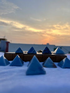 Pirámide curativa de anjolita pulida, piedra de energía espiritual de amor para meditación Reiki, artesanía de piedra semipreciosa para decoración del hogar - Product Image 2