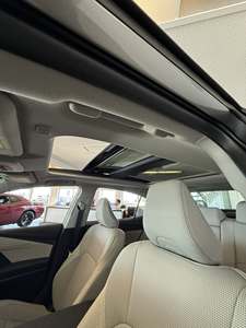 Camry XLE 2.5L Híbrido de Lujo Sedán FWD 2025 usado - Product Image 3