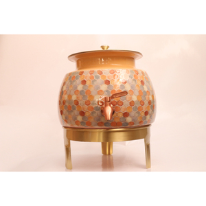 Distributeur d'eau en cuivre pur avec motif mosaïque hexagonal, Matka en cuivre fait main pour la maison et l'hôtel avec robinet en laiton et support métallique - Product Image 1