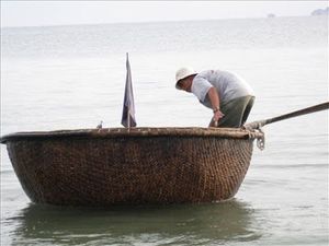 Coracle en bambou artisanal du Vietnam, panier rond tressé à la main, idéal pour la décoration de festivals côtiers, le style des stations balnéaires et l'exposition lors d'événements en bord de mer - Product Image 6