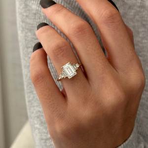 Bague de fiançailles à cinq pierres en diamant de laboratoire taille émeraude de 2,5 carats E VVS2, bague d'anniversaire à cinq pierres CVD, certifiée IGI - Product Image 1