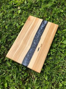 Tabla de cortar rectangular de resina y madera con borde natural y asa para uso en la cocina - Product Image 6