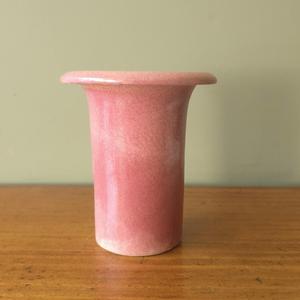 Vase en céramique rose poudré tendance avec bord évasé, finition douce mouchetée et accent chic pour un style d'intérieur contemporain - Product Image 1