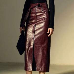 Jupe courte en cuir véritable rouge unie, taille régulière, décontractée, respirante et écologique pour femme - Product Image 2