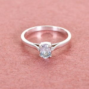 Anillo de Compromiso Solitario de Plata de Ley 925 con Topacio Azul Ovalado para Mujer, Anillo Clásico con Engaste de Garras para Mujer - Product Image 1