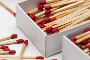 Allumettes de sécurité écologiques promotionnelles KB200 classiques, 200 bâtonnets, boîte mince, impression personnalisée, allumage rapide, résistantes à l'eau et à l'humidité - Product Image 2