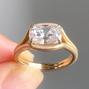 Anillo Iced Jewelz de 2.55 Quilates con Corte Cojín, Chapado en Oro Amarillo de 14K, para Ella, con Certificado IGI, ¡Gran Venta! - Product Image 3