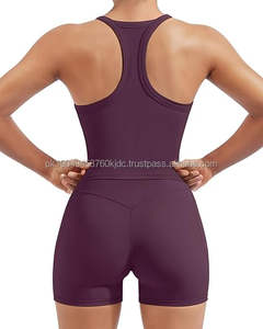 Ensembles d'entraînement 2 pièces pour femmes : Shorts cycliste taille haute avec poches, débardeurs dos nageur à soutien-gorge intégré, col en V, respirants et antibactériens - Product Image 1