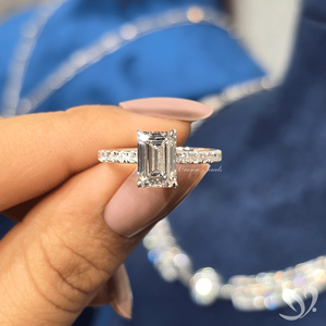 แหวนหมั้นเพชรทรงเหลี่ยมมรกต 2 กะรัต เพชรเลี้ยงในห้องปฏิบัติการ ประดับด้วยวงแหวนรอบนอกแบบซ่อน ได้รับการรับรองจาก IGI ตัวเรือนทองคำขาว 10k - Product Image 5