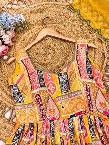 Conjunto de Kurti-Pant y Dupatta sin mangas, de satén modal de alta calidad con diseño estampado, corte redondo y acampanado, a precio de mayoreo. - Product Image 5