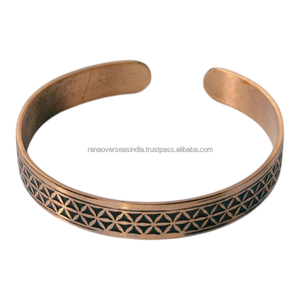 Bracelet artisanal en cuivre pur avec motif géométrique répété, manchette ouverte, bijoux en métal rustique vintage pour soulager les douleurs articulaires - Product Image 3