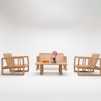 Chaise de salle à manger moderne en teck pour l'extérieur avec design à lattes et pieds sabre, écologique et durable, pour une utilisation en cuisine, de chez Villa Jati Furniture